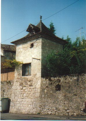 Pigeonnier carr- Mfn tour de ville- 1993.jpg (36945 octets)