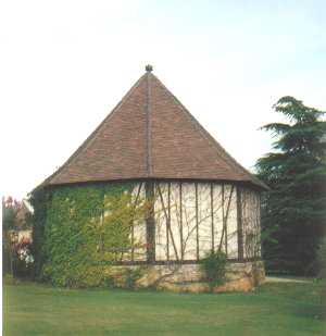 Pigeonnier octogonal- ..........- 1994.jpg (9539 octets)