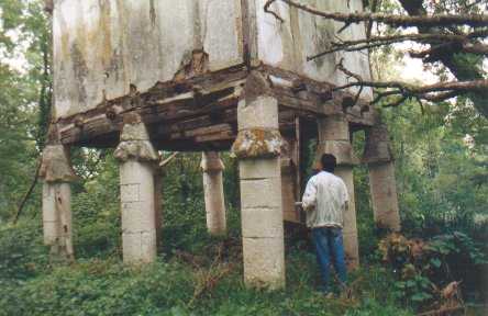 Pigeonnier pilotis- La Caussade Georges- 1993.jpg (20553 octets)